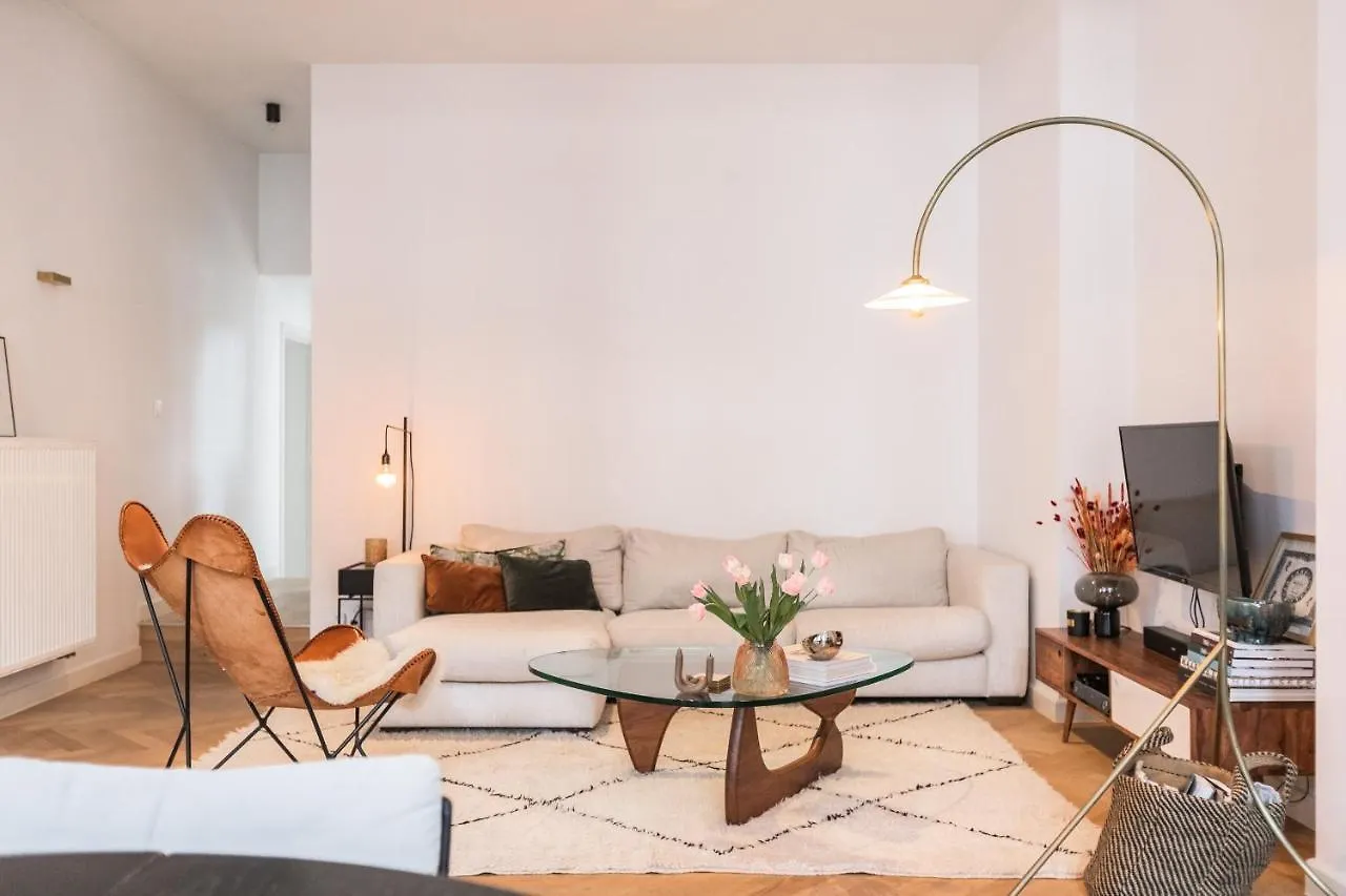 Traditional Chic, High Ceilings' Apt Aircos And Garage アントウェルペン 0*,  ベルギー